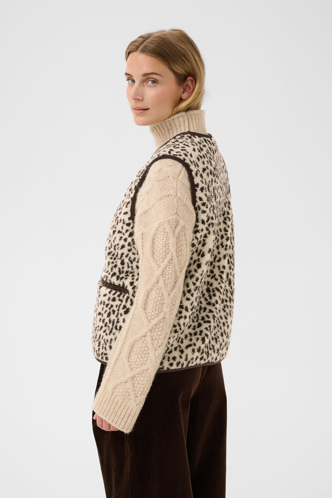 Part Two - Gilet - Camelie