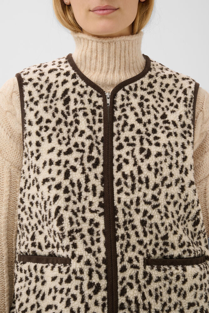 Part Two - Gilet - Camelie