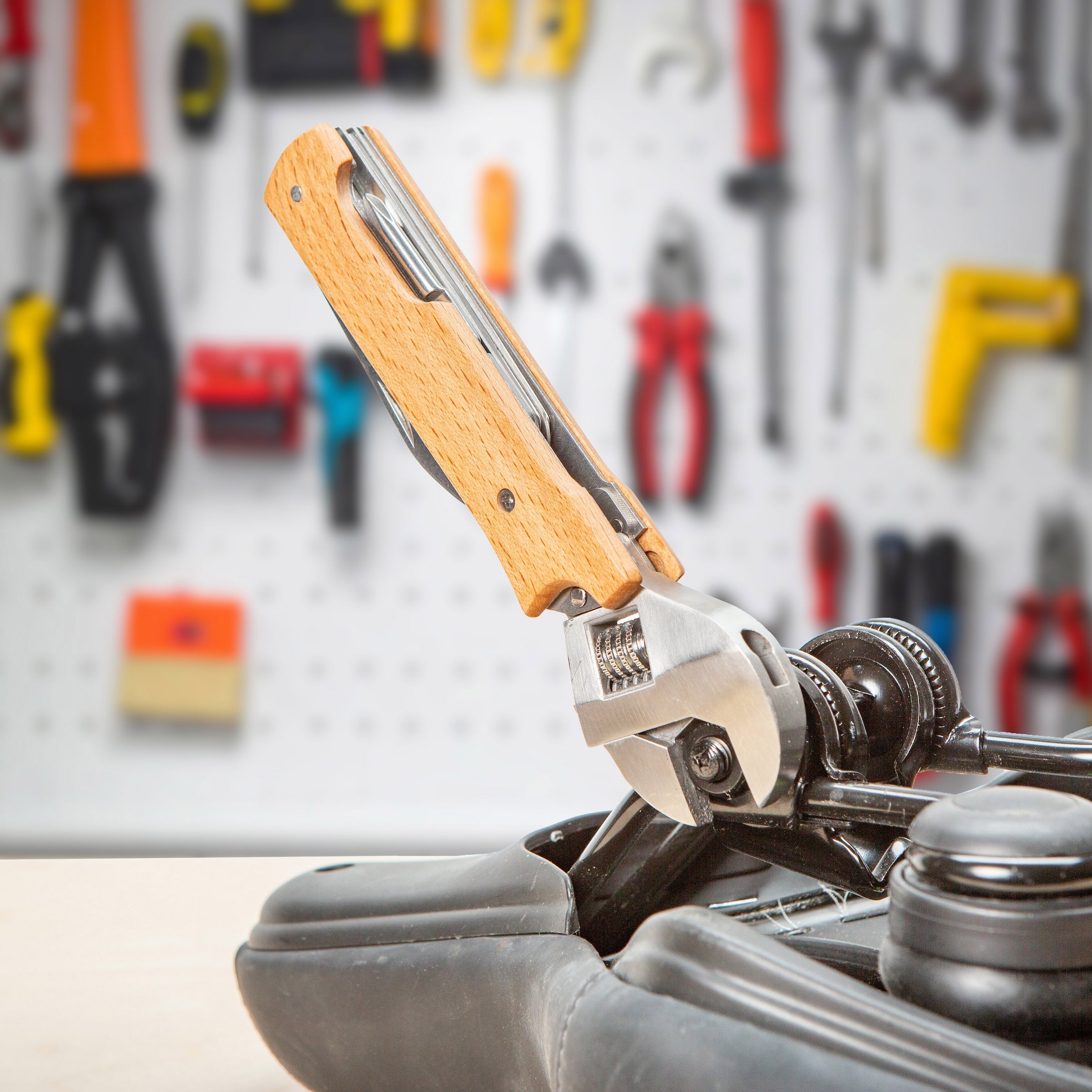 Kikkerland - Wooden Wrench Tool